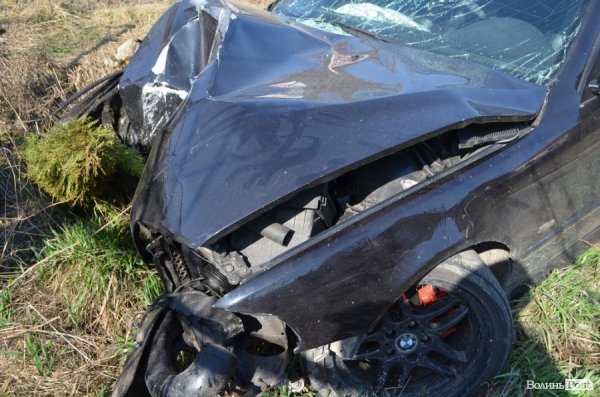 Аварія у Луцьку: легковик протаранив опору ліній електропередач. ФОТО. ВІДЕО