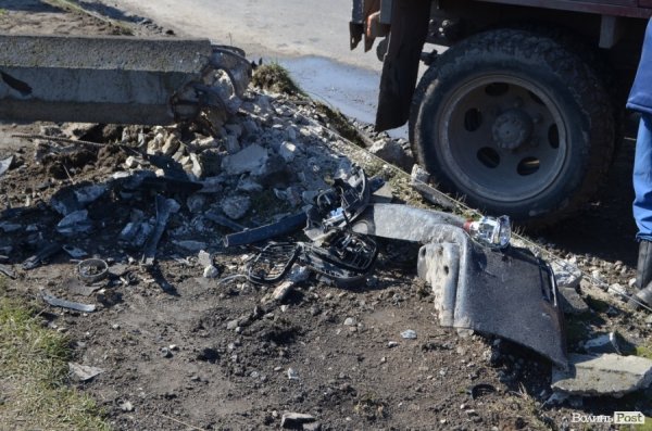 Аварія у Луцьку: легковик протаранив опору ліній електропередач. ФОТО. ВІДЕО