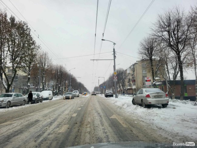Луцьк замітає снігом. ФОТО