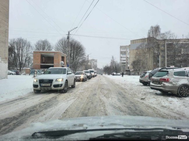 Луцьк замітає снігом. ФОТО