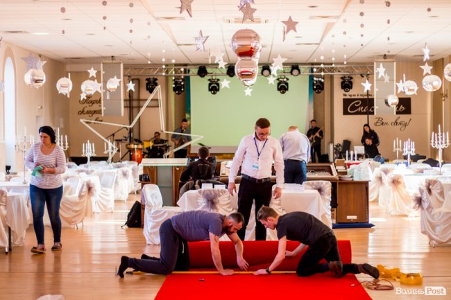 Бенкет, лімузини та королівські наряди: у Луцьку організували  свято для людей з інвалідністю. ФОТО