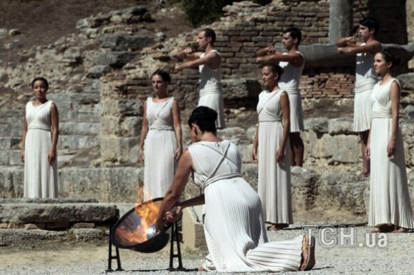 Дівчата, промені сонця, древній храм: в Греції запалили Олімпійський вогонь. ФОТО