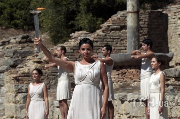 Дівчата, промені сонця, древній храм: в Греції запалили Олімпійський вогонь. ФОТО
