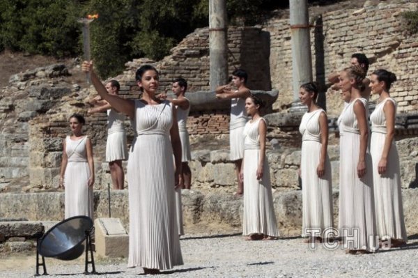 Дівчата, промені сонця, древній храм: в Греції запалили Олімпійський вогонь. ФОТО