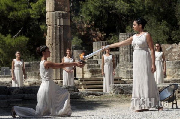 Дівчата, промені сонця, древній храм: в Греції запалили Олімпійський вогонь. ФОТО
