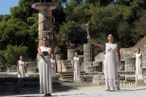 Дівчата, промені сонця, древній храм: в Греції запалили Олімпійський вогонь. ФОТО