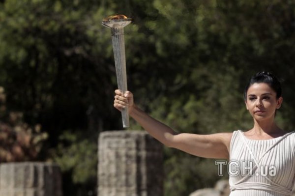Дівчата, промені сонця, древній храм: в Греції запалили Олімпійський вогонь. ФОТО