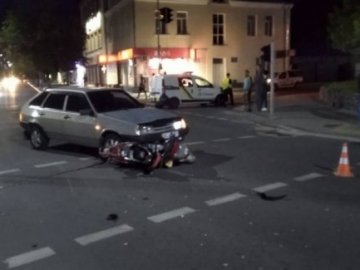 З'явилося відео аварії на Волині, в якій мотоцикліст вскочив під автівку. 18+