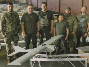«Українська команда» передає велику партію дронів-літаків легендарному батальйону «Ахіллес»