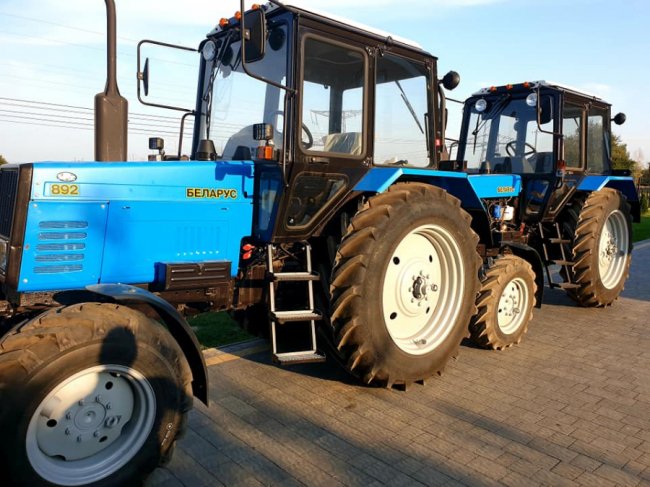 Для волинської громади за кошти субвенції придбали два трактори. ФОТО