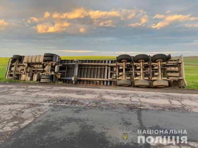 На дорозі «Устилуг-Луцьк-Рівне» перекинулася вантажівка з деревиною 