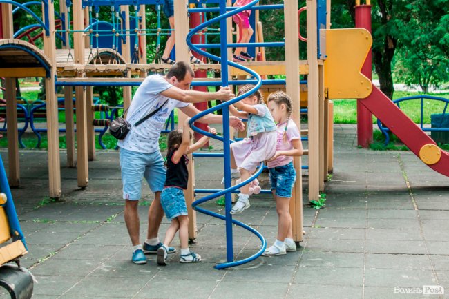 Усмішки малечі та бризки водограю: літній день у Луцьку. ФОТО