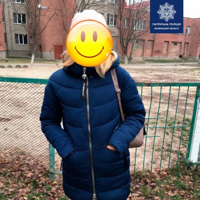 Грабіжник-невдаха: у Луцьку жінка та хлопець зловили злодія, який вирвав гаманець з рук дівчини