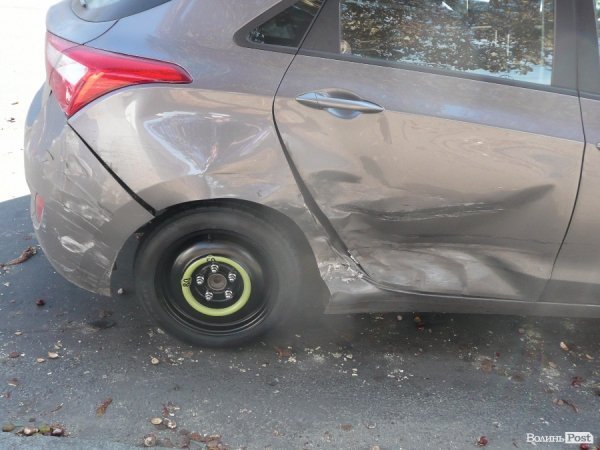 ДТП на Рівненській: автівка в'їхала в магазин. ФОТО