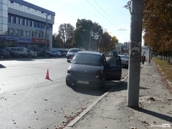 ДТП на Рівненській: автівка в'їхала в магазин. ФОТО