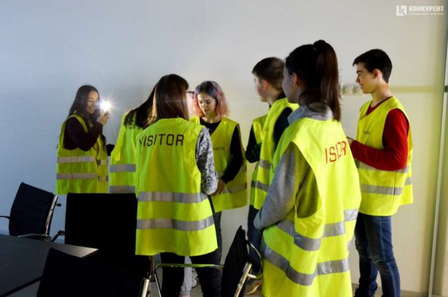 Луцьким школярам показали, як працює великий місцевий завод. ФОТО