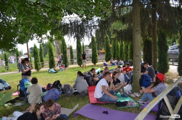 Заради фестивалю деякі сміливці готові заночувати під відкритим небом 