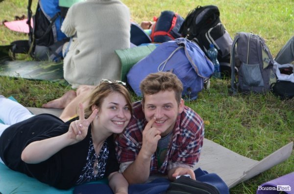 Молодь відпочиває після довгої дороги з Одещини