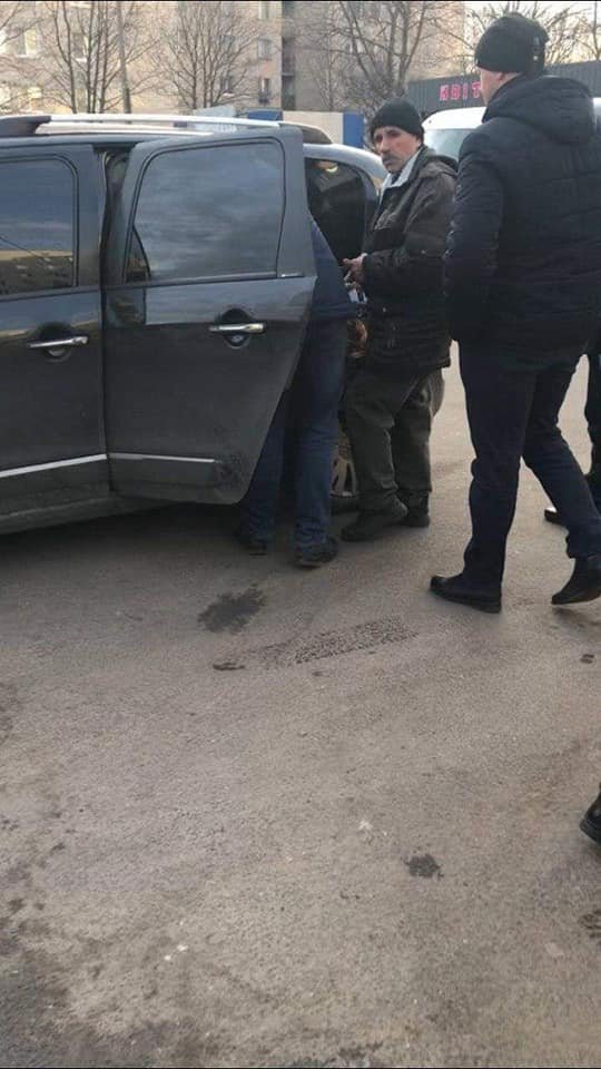 У Луцьку чоловік продавав з автомобіля сурогат. ФОТО