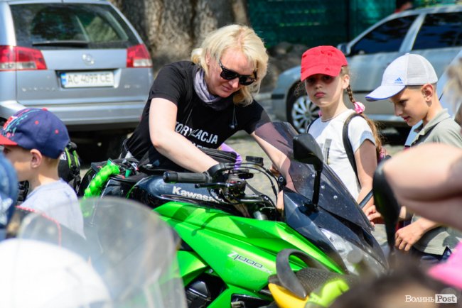 Леді на мотоциклах: у Луцьк приїхали байкерки з декількох країн. ФОТО