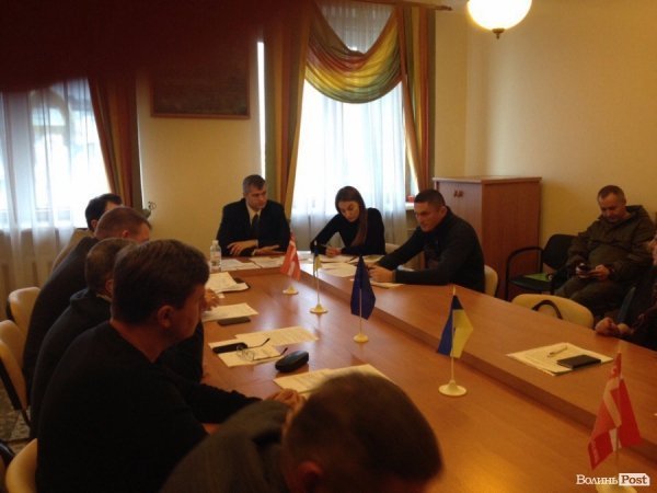 З «копами» та скандалом журналісти прорвались на комісію Волиньради