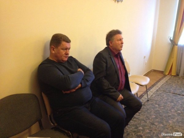 З «копами» та скандалом журналісти прорвались на комісію Волиньради