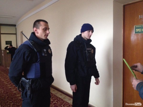 З «копами» та скандалом журналісти прорвались на комісію Волиньради