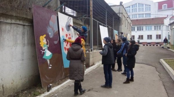 Луцькі художники оздобили стіни лікарні графіті. ФОТО