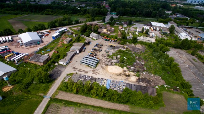 У Володимирі-Волинському комунальники зливають нечистоти просто на землю. ВІДЕО