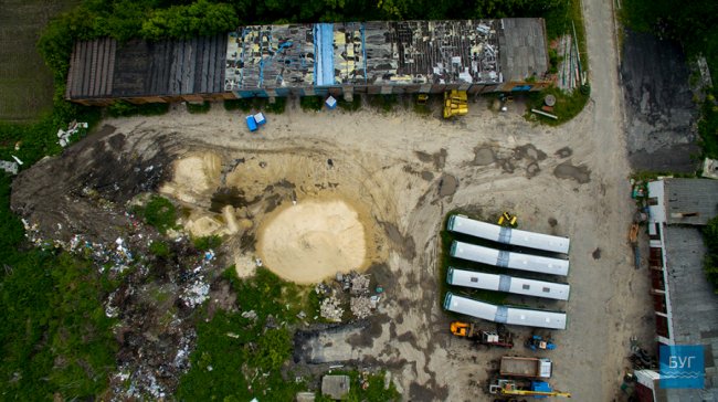 У Володимирі-Волинському комунальники зливають нечистоти просто на землю. ВІДЕО