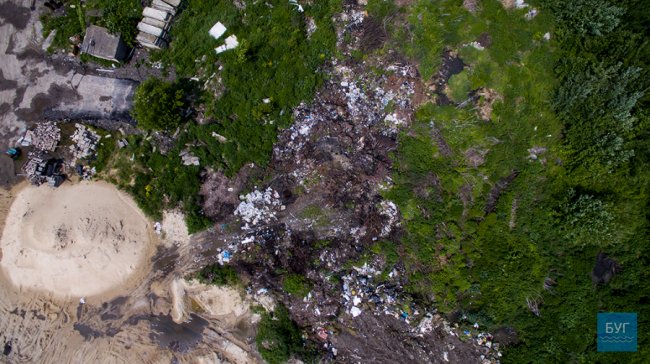 У Володимирі-Волинському комунальники зливають нечистоти просто на землю. ВІДЕО