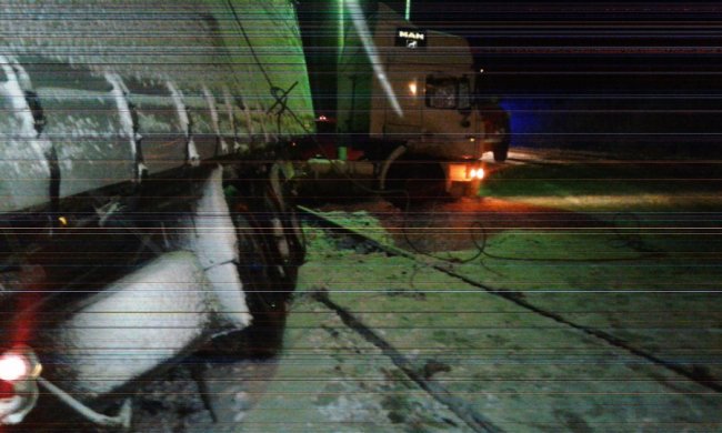 На Волині фуру, яка застрягла на залізничному переїзді, витягали 5 годин