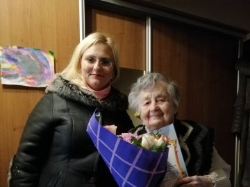 Волинянку, яка в'яже шкарпетки для українських військових, привітали з Днем волонтера