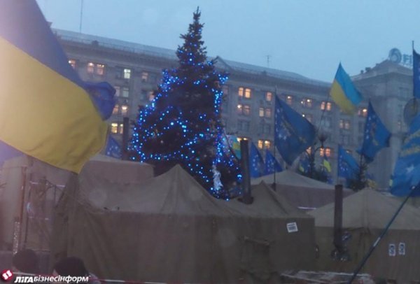 Майдан готується до Нового року. ФОТО