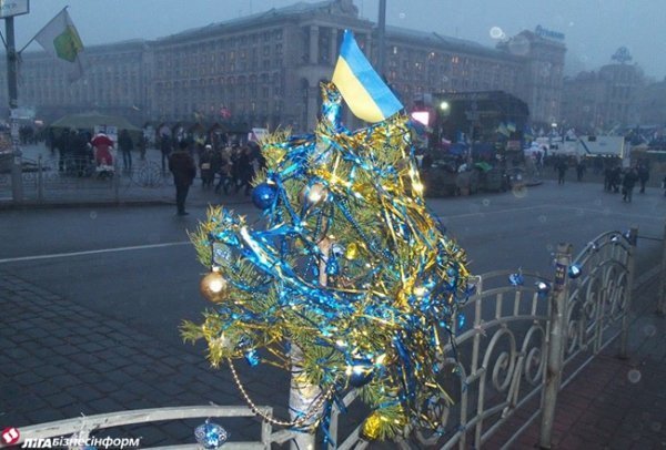 Майдан готується до Нового року. ФОТО