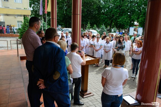 Люди з пересадженими органами посадили біля лікарні у Луцьку Алею життя. ФОТО