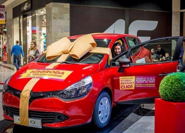 Українка в Польщі купила кефір і виграла автівку. ФОТО