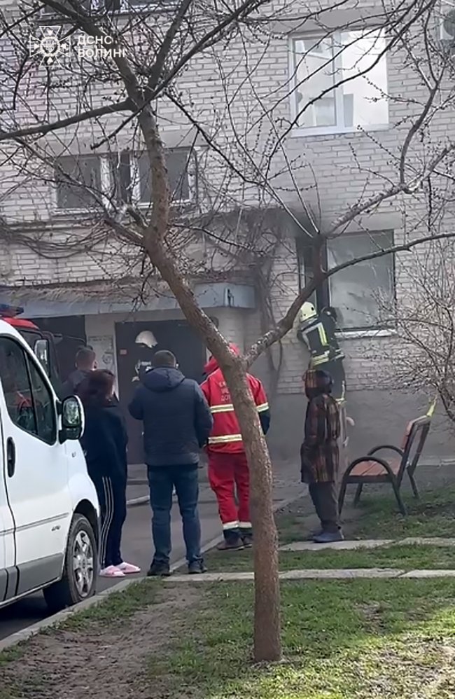 Загорівся диван: у Луцьку через замикання  в електророзетці у квартирі спалахнула пожежа