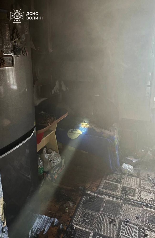 Загорівся диван: у Луцьку через замикання  в електророзетці у квартирі спалахнула пожежа