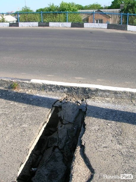 На мості у Луцьку – метрові дірки. ФОТО