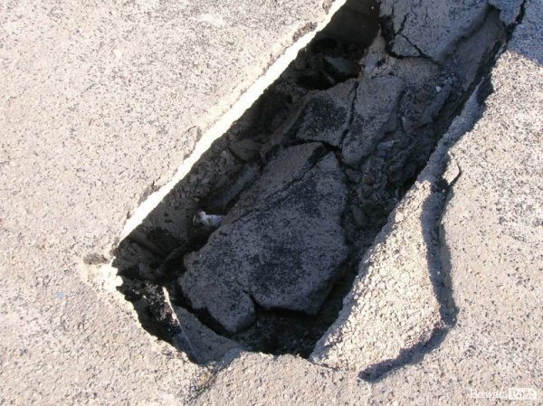 На мості у Луцьку – метрові дірки. ФОТО