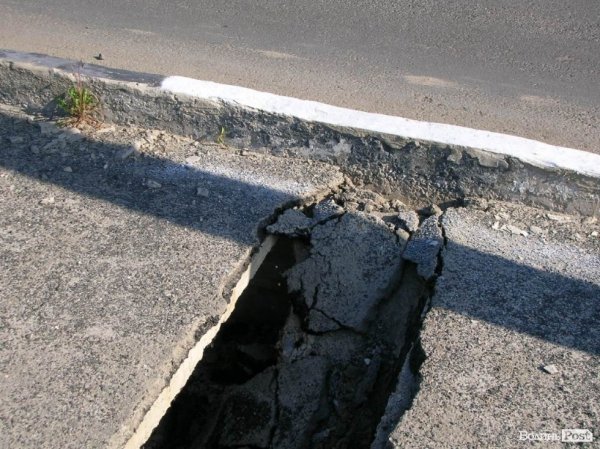 На мості у Луцьку – метрові дірки. ФОТО