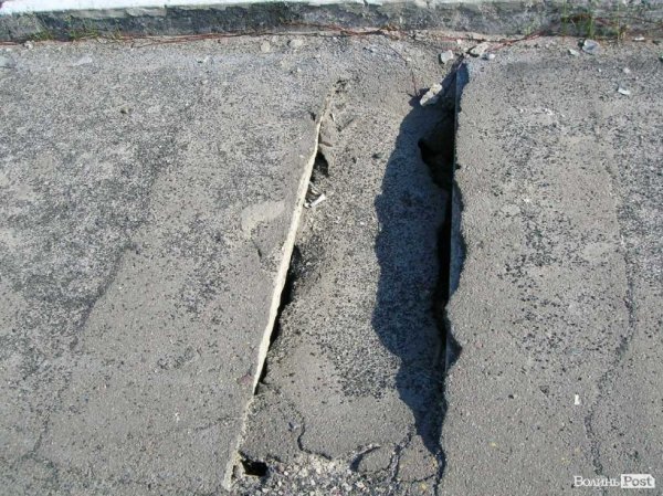 На мості у Луцьку – метрові дірки. ФОТО