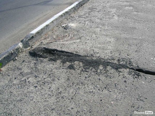 На мості у Луцьку – метрові дірки. ФОТО