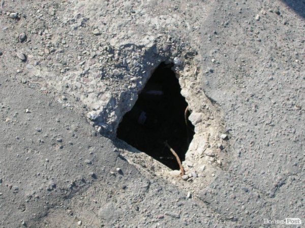 На мості у Луцьку – метрові дірки. ФОТО