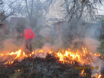 Вогонь вже підбирався до будинку: у Луцьку через палія сухостою ледь не загорілась хата. ФОТО