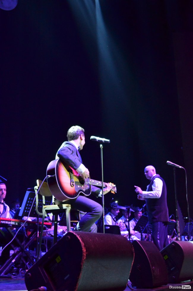 Новорічні хіти та казкова енергетика: як лучан розважали LeoBand Orchestra. ФОТОРЕПОРТАЖ