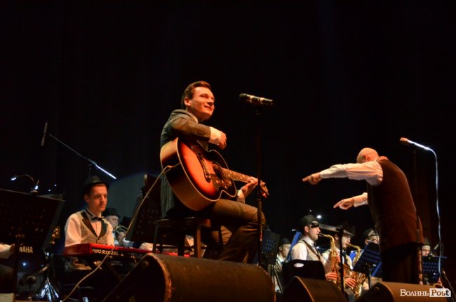 Новорічні хіти та казкова енергетика: як лучан розважали LeoBand Orchestra. ФОТОРЕПОРТАЖ