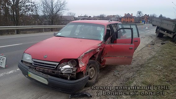 Під Луцьком вантажівка зіткнулася з легковиком. ФОТО