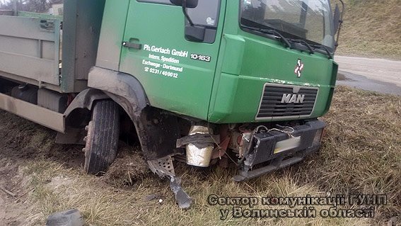 Під Луцьком вантажівка зіткнулася з легковиком. ФОТО